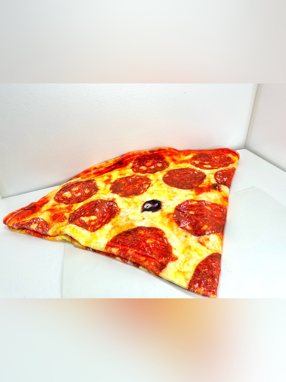 Extra Large Round Fuzzy Pizza Blanket NWOT